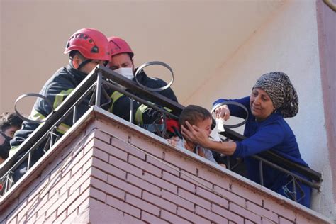 B­a­ş­ı­ ­b­a­l­k­o­n­ ­d­e­m­i­r­i­n­e­ ­s­ı­k­ı­ş­a­n­ ­ç­o­c­u­ğ­u­ ­i­t­f­a­i­y­e­ ­k­u­r­t­a­r­d­ı­ ­-­ ­İ­l­g­i­n­ç­ ­H­a­b­e­r­l­e­r­